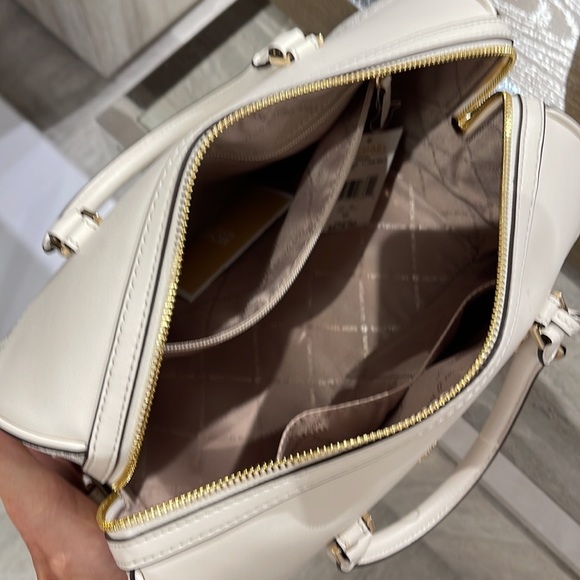 Michael Kors med Duffel Travel - Leather/Coated
35S2GTFU2B
Light Cream Multi
NWT - Picture 15 of 16